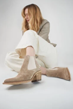 AUSTIN Light-sand Suede Low Chelsea Texan Boots. -Untamedstreet Shop AUSTINlight sandsuedetexanchelseaLF SS24 04170