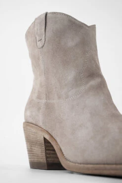 AUSTIN Misty-beige Suede Texan Boots. -Untamedstreet Shop AUSTINmisty beigesuedetexanboots. white blush leather luxury untamedstreet madeinitalySS14 03192