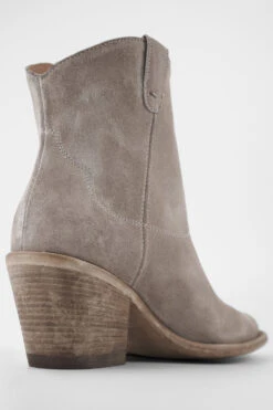 AUSTIN Misty-beige Suede Texan Boots. -Untamedstreet Shop AUSTINmisty beigesuedetexanboots. white blush leather luxury untamedstreet madeinitalySS14 03213