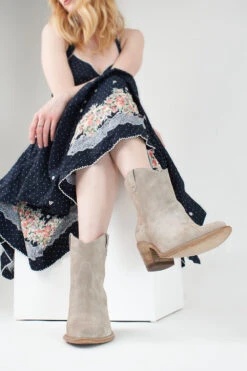 AUSTIN Misty-beige Suede Texan Boots. -Untamedstreet Shop AUSTINmisty beigesuedetexanwomenboots white blush leather luxury untamedstreet madeinitalyLF SS24 04207