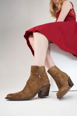 AUSTIN Sunset-tan Suede Embellished Texan Boots. 22 AUSTIN Sunset-tan Suede Embellished Texan Boots. -Untamedstreet Shop AUSTINsunset tanembellishedsuedetexanwomenboots brown tan luxury untamedstreet madeinitalyLF SS24 04281