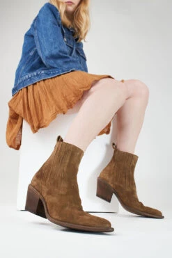 AUSTIN Sunset-tan Suede Hidden Chelsea Texan Boots. -Untamedstreet Shop AUSTINsunset tansuedetexanhiddenchelseawomenboots brown tan luxury untamedstreet madeinitalyLF SS24 04255