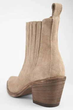 AUSTIN Almond-beige Suede Hidden Chelsea Texan Boots. -Untamedstreet Shop AUSTINwarm beigesuedehiddenchelseatexanbootsMACRO W 09945