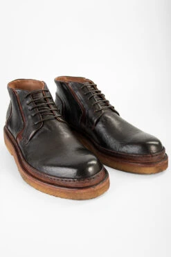 HOVE Espresso-black Welted Chukka boots. -Untamedstreet Shop HOVE men boots chukka cigar brown luxury leather distressed made in italyFRONT 0082