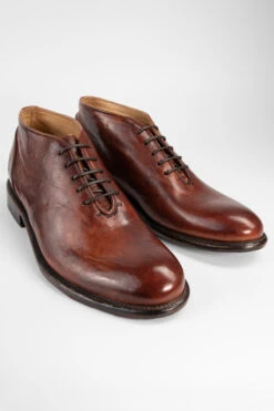 KNIGHTON Rich-cognac Wholecut Chukka Boots. 16 KNIGHTON Rich-cognac Wholecut Chukka Boots. -Untamedstreet Shop KNIGHTON men boots wholecut chukka cognac brown luxury leather distressed made in italyFRONT 0039 5