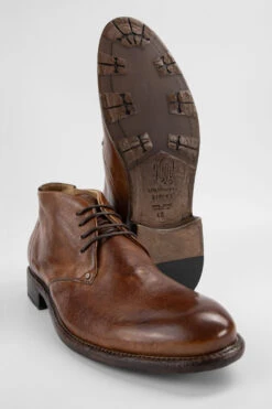 KNIGHTON Tawny-brown Chukka Boots. -Untamedstreet Shop KNIGHTON men low chukka boots tawny brown luxury leather distressed made in italyMID TILTED 0043 9