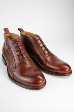 KNIGHTON EDGE Rich-cognac Chukka Boots. -Untamedstreet Shop KNIGHTONEDGE men boots chukka cognac brown luxury buffalo leather distressed made in italyFRONT 0033 5