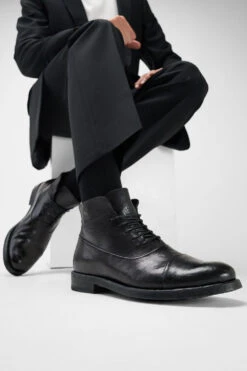 SLOANE Urban-black Chukka Boots. -Untamedstreet Shop Men wearing SLOANE urban black leather chukka boots 244627