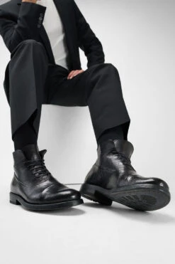 SLOANE Urban-black Chukka Boots. -Untamedstreet Shop Men wearing SLOANE urban black leather chukka boots 244631