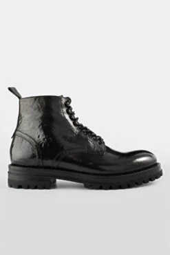 CAMDEN Tar-black Hiking Boots.